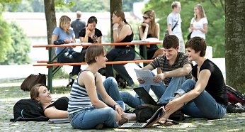 Studierende vor der Mensa in Weihenstephan