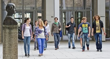 Studierende am Haupteingang der TUM Studierende am Haupteingang der TUM