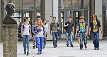 Studierende am Haupteingang der TUM