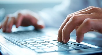 Arbeiten am Computer Hände an einer Computertastatur